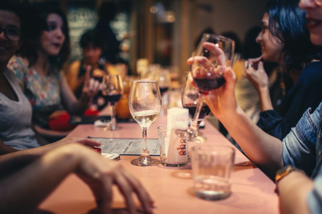 Comment choisir le vin pour un dîner entre amis ?